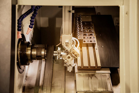 在CNC金属工厂机械化工业中切碎金属加图片