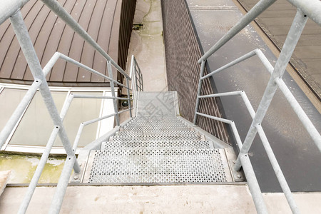 楼顶的屋顶上有一个应急楼梯图片素材