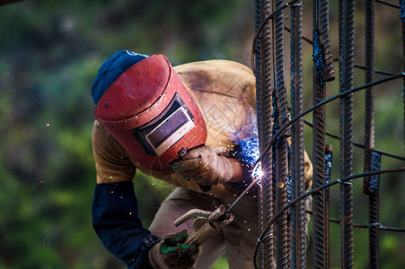 建筑工人焊接钢筋混凝土柱的钢筋背景图片