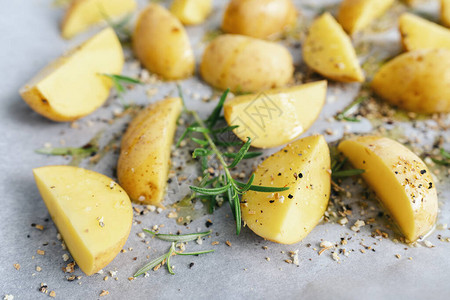 烤盘上的生土豆楔自制有机蔬菜素食图片