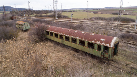 车站废弃的旧铁路货车旧火车货图片