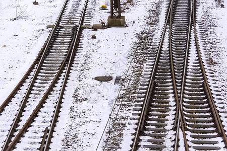 冬季雪地的火车轨图片