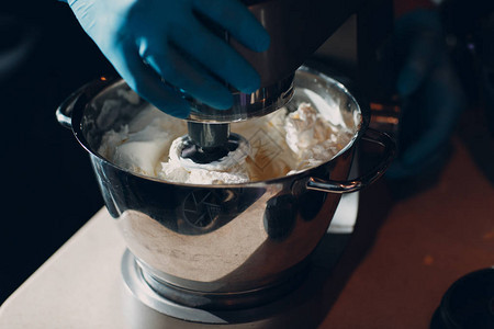 在搅拌机中制作冰淇淋图片