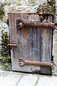一扇旧木门有金属锁和图片