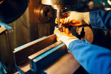 身着制服和头盔的男技术员在车床工厂作工业生产金属工图片