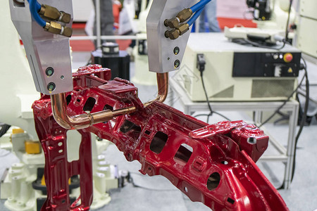 用于点焊汽车框架零件的机器人高科技汽车图片