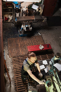 年轻工匠在工作时穿着衣服站在房顶附近图片