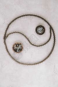 花甲螺以灰色底Taijitu符号排列的老金属齿轮和螺背景