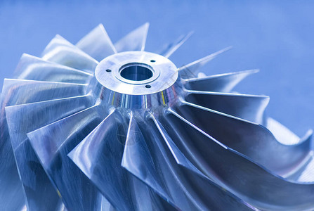 蓝色背景的金属涡轮机背景图片