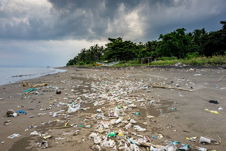 沙滩上的垃圾海流排放的图片