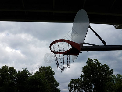 在桥和树下有链网的篮球架图片