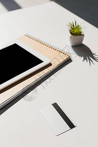 笔记本succulent信用卡和空白屏幕数字平板电脑图片