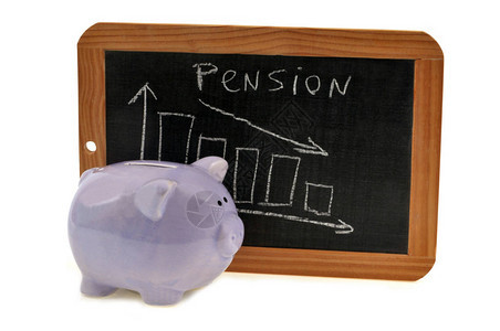 一家小猪银行在一张图表前显示学校的退休养恤金下降情况图片