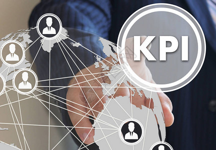 商人在全球网络的触摸屏上点击按钮KPI图片