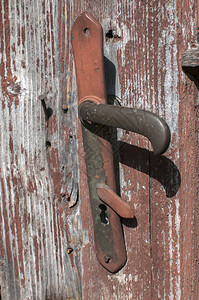 古老的风化旧门锁在老旧图片