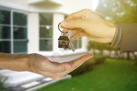 向客户提供房屋钥匙财产概念抵押贷款图片