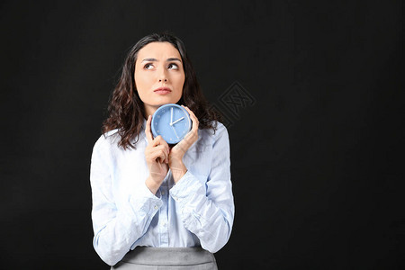 深底背景有闹钟思维周到的女商人图片