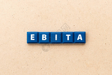 EBITA在利息税收和摊还之前扣除收入木材背景的平面字母图片