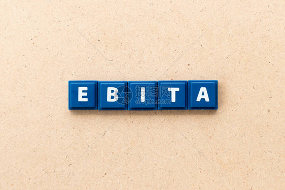 EBITA在利息税收和摊还之前扣除收入木材背景的平面字母图片