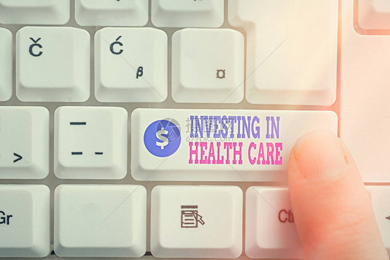 显示投资医疗保健的书面说明将钱用于维护或改进健康Pc键盘的商业概念图片