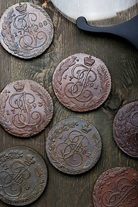 古老的收集硬币用旧木制桌上的铜制背景图片