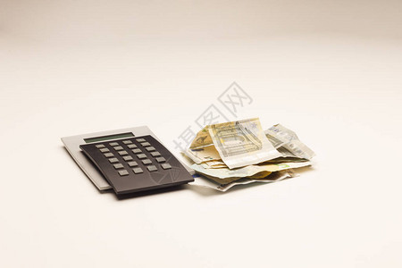 计算器帮助财务和数学计算向银行付款或在危机时期进行日常购买购图片