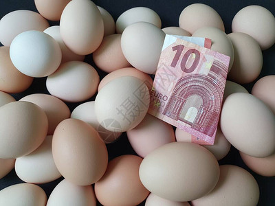 鸡蛋十欧元洲钞票和一堆有机鸡蛋的消费和图片