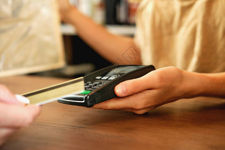 客户使用信卡进行无线或非接触式支付无现金支付买家有银行卡图片