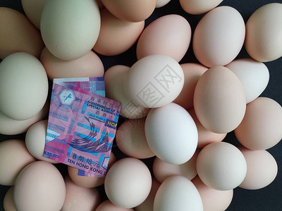 鸡蛋消费和生产成本价格10美元香港钞票和一大批有机鸡蛋图片