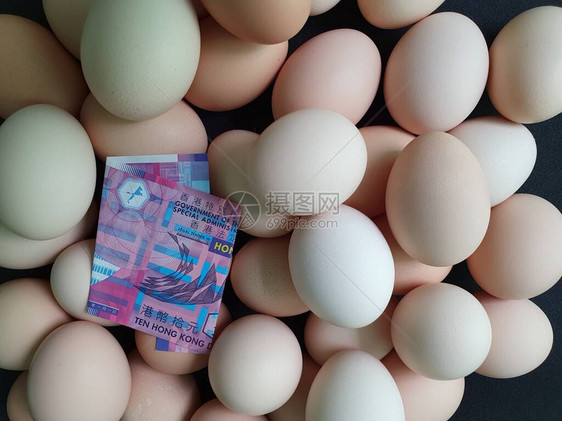 鸡蛋消费和生产成本价格10美元香港钞票和一大批有机鸡蛋图片