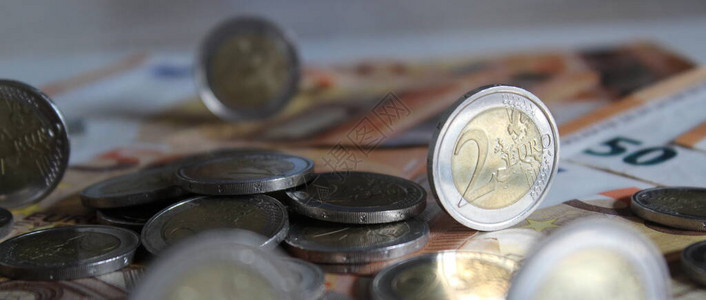 2欧元硬币和钞票图片