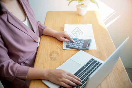 商业妇女核对账单对银行账户余额征税和计算公司年度财务报表图片