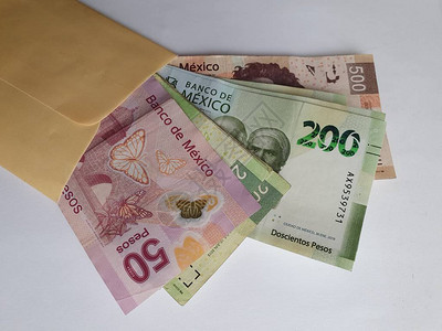 黄色纸信封中不同面额的墨西哥钞票图片
