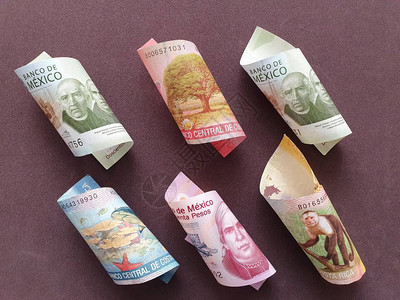 不同面值的钞票和墨西哥元背景图片