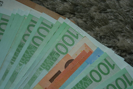 100欧元纸币组欧元纸币关闭数百张欧元纸币一百张欧元纸币中的很图片