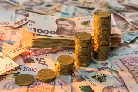 关闭硬币堆积增长作为躺在乌克兰钱作为背景的金融图表对于业务增图片