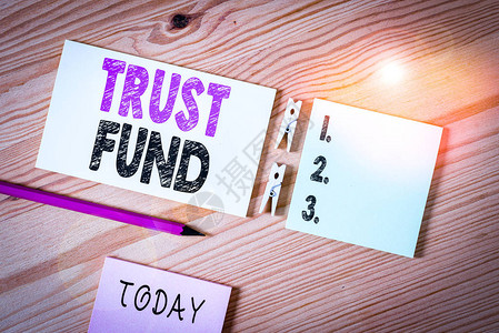 概念手写显示信托基金概念意味着受托人为受益人持有的钱彩色皱纸木图片