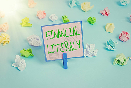 显示金融知识的文字符号商业照片文本了解和了解金钱的运作方式彩色皱巴的纸空提醒蓝色图片