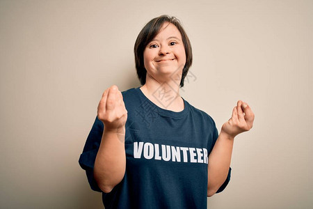 身穿社会关爱慈善运动T恤的年轻综合症志愿者妇女图片