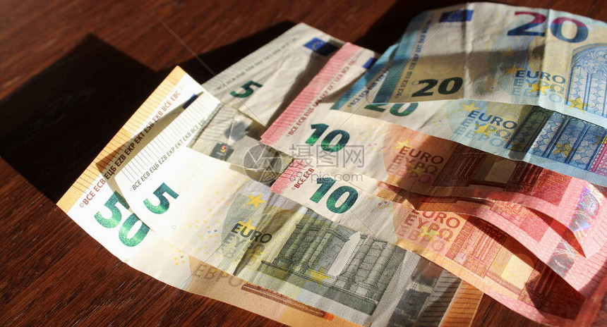 表上欧元钞票图片