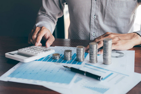 商人会计师在报告财务和计算投资成本和分析财务数据财务会计银行概念时图片