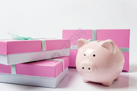 节省投资预算小猪银行和礼品图片