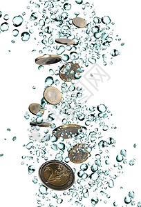 洗钱概念欧元硬币在白底水滴之图片