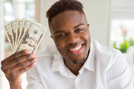 非洲裔美国人拿着20美元的钞票图片