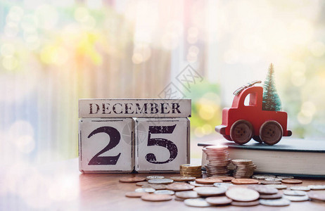 堆叠英镑硬币和带圣诞树的红色汽车玩具图片
