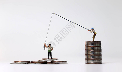 收入不平等的概念迷你捕鱼者和硬币图片