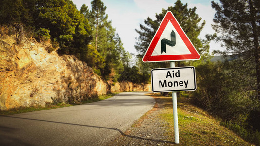 路标指示援助资金的方向图片