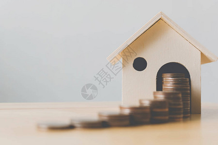 地产投资和房屋抵押金融概念用木屋装钱币图片