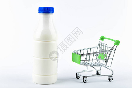 购买牛奶交易概念网上购物白色背景上的篮子和牛奶健康饮食概图片