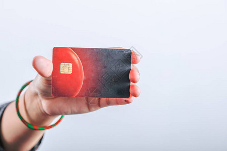 显示信用卡借记卡的手背景图片